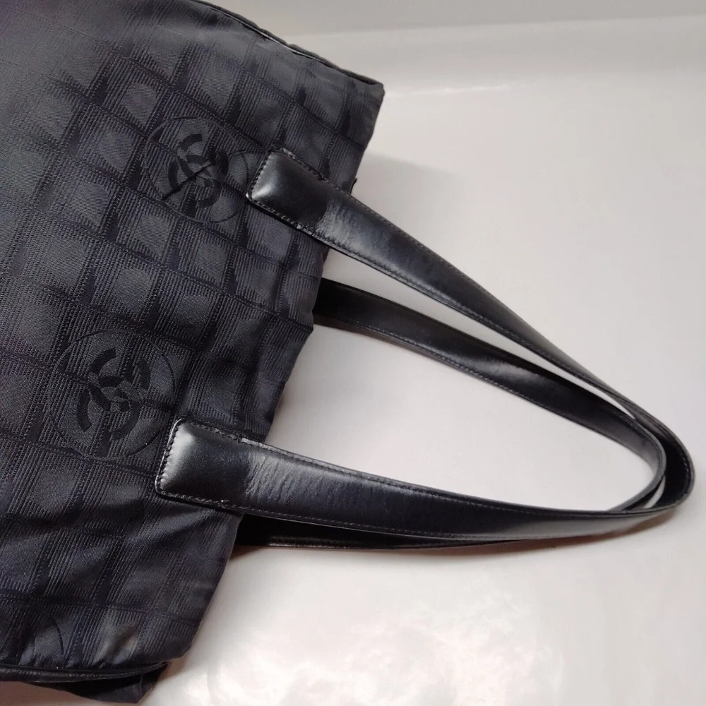 Chanel New Travel Line Black Nylon tote bag - Picture 2 of 10
